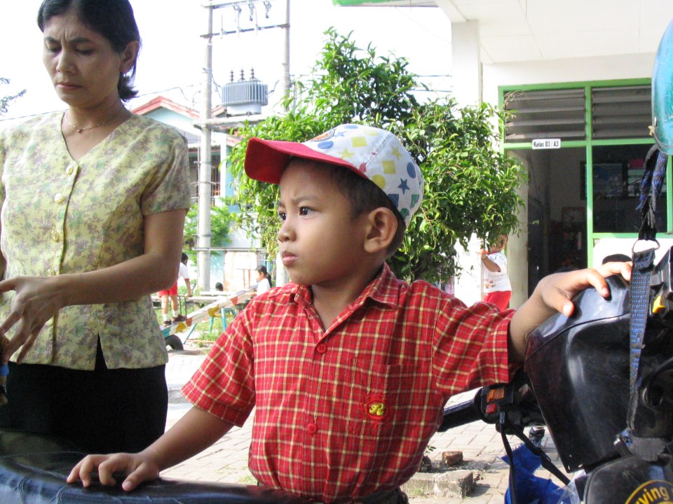 Zidan dan bundanya saat di sekolah TK Mutiara. Ini saat pencarian dan pendaftaran sekolah TK buat Zidan. (dok.pribadi)