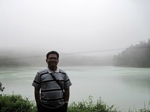 Saya di tepian telaga warna, Dieng. Di dekat telaga ini ada goa tempat presiden Soeharto bermeditasi. (dok. pribadi)