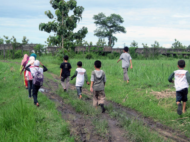(Belajar bahasa Inggris di tengah sawah)