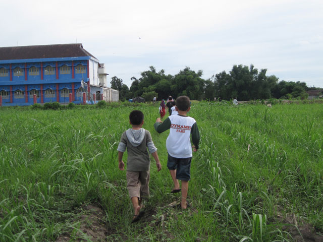 (belajar bahasa Inggris di tengah sawah)