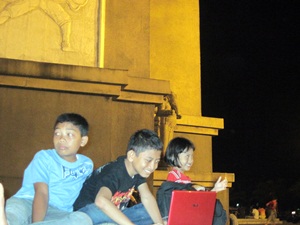 Zidan, Zelda dan sepupunya, Septa, berinternet gratis di Arc de Triomphe ala Pare (ref: dok.pribadi)