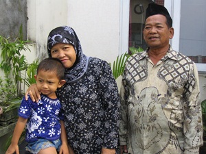 Zidan kecil bersama Ibu dan Bapak saya. Suatu saat ketika Bapak dan Ibu menengok saya di rumah saya yang jauh. (ref: dok. pribadi)
