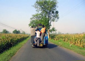 Pulang kampung sekali setahun sudah jadi tradisi. Meski justru di waktu-waktu itu transportasi sulit. Sehingga asal keangkut sudah senang. Meski untuk itu nyawa taruhannya. (ref: dok.pribadi)